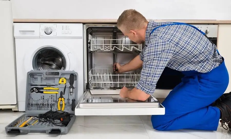 Karamürsel Termoteknik servisi teknisyen ekibi beyaz eşya tamiri yaparken